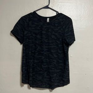 Lululemon t shirt. Excellent condition size 6